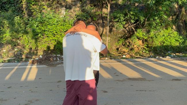 密云洪水断桥消防以梯搭桥救出33人